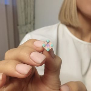 Украшения ручной работы из серебра 925 пробы. Модель кубик. Холодная эмаль, покрытие золото 585 пробы.Обратная сторона пусет текстурирована брендовым паттерном - это делает украшения приятными тактильно и узнаваемыми. Геометрия и стиль минимализм актуальны в любом образе.