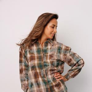 Представляем Вам стильную базовую женскую рубашку в клетку оверсайз от Raposa, созданную специально для комфорта и уверенности в любой ситуации! Эта летняя и осенняя теплая рубашка с дырками, сшитая из качественной мягкой байковой ткани с 30% хлопка, подарит невероятное ощущение легкости и свежести в любую погоду. Ее удлиненный по спинке крой с кокеткой сзади, V-образный вырез горловины и оригинальный яркий принт клетка создают элегантный силуэт, подчеркивая Вашу индивидуальность. Длинные рукава, удобный прямой покрой и застежка на пуговицах делают эту рубашку идеальным выбором как для офиса, так и для школы. Блузка прекрасно сочетается с другими элементами гардероба, с ней легко создать как классические деловые, так и повседневные образы. Благодаря своей универсальности и широкому размерному ряду до 54 и 56 размера, эта модель станет незаменимой вещью для любой девушки, девочки подростка в качестве школьной рубашки или даже для беременных будущих мам и женщин больших размеров плюс сайз. Эта рубашка офисная станет отличным выбором для осенних прогулок, встреч с друзьями на лето, а также для создания роскошных образов на каждый день, для пляжа или для дома. Рубашка с потертостями хлопчатобумажная органично впишется в любой стиль : old money, кэжуал или бохо, а хлопковая фактура обеспечит комфорт и приятные тактильные ощущения. Не упустите возможность обновить свой гардероб этой нарядной, стильной и практичной рубашкой!