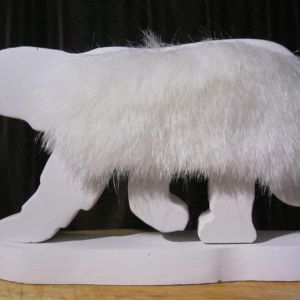Белый мишка-200 рублей. Точная уменьшенная копия белого медведя.

Размеры: ширина – 18 см, высота -10 см 
