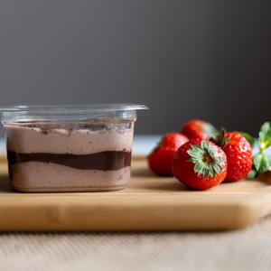 Фитнес торт «Прага» с черносливом	
Классический шоколадный вкус Праги дополнен насыщенной ноткой чернослива. Десерт без сахара для истинных гурманов.	
Вес/объем 130г.	
Энергетическая ценность: 210 ккал / 878 кДж, БЖУ: 11/13/12	
Состав: Яйцо куриное пищевое, кефир 1%, молоко пастеризованное 1,5%, чернослив, овсяные отруби, какао порошок, сухое обезжиренное молоко, эритрит, инулин, экстракт стевии, кукурузный крахмал, творог мягкий 5%, творожный сыр сливочный, вишня, шоколад без сахара, желатин пищевой, разрыхлитель теста, сода пищевая, ванильная паста, ксантановая камедь, сорбиновая кислота.