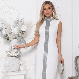 Платье нарядное без рукавов от бренда Avili. Модель полуприлегающего силуэта, выполнена из костюмной ткани. В среднем шве спинки застежка молния и разрез по низу. По переду декоративная вставка из трикотажа с блеском. Стильный вариант для торжественного мероприятия.