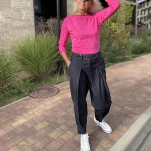 Они для работы, отдыха, вечеринки, путешествий. Не мнутся, держат форму.
Эта ткань делает шаровары женские невероятно удобными, а уход за ними — простым и радующим.

Комбинируются со всей капсулой одежды бренда MAZKA, которая вас тоже не оставит равнодушной.

Одни брючки решают проблему нечего надеть, не хочу думать, что одевать.

Помогут создать ваш личный стиль, и если у вас нет в гардеробе тех изюминок, вокруг которых создается стильный образ, они станут этой изюминкой.

Эксклюзивный дизайн, для тех кто любит быть заметным.

Могут ли брюки шаровары быть базовым предметом? Однозначно да. Сочетаются с разными верхами, с разной обувью.

Идеально для среднего роста.

Высокая посадка и сложный , широкий пояс с резинкой сзади- скорректируют все особенности, которые нам не нравятся.

«Волшебным» образом уйдут складки, которые появляются в районе талии и выше, сзади появится приятный объем, а объемные бедра скорректируются таким типом штанины.
Подчеркнутая манжетом, щиколотка добавит женственности. Для девчонок с пышными формами и для тех кто любит свободный стиль идеальный брючный вариант.

Стильные брюки для женщин, бананы oversize для лета и офиса (офисные).

Удобные, модные и универсальные – идеальный выбор для повседневных образов и стиля кэжуал (casual)!