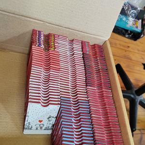 Картхолдеры с цветным принтом. Изделия из кожи. СКСтиль. ОПТ.
Картхолдеры выполнены их кожи хромового дубления. Лицевая сторона картхолдера с цветным принтом. Все края отшлифованы, прошиты.