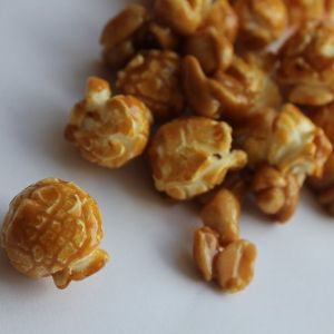 Карамелизированный попкорн с соленым арахисом