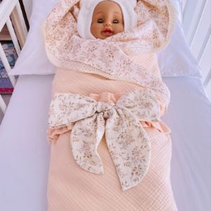 Плед из муслина для новорожденного с фиксирующей резинкой.