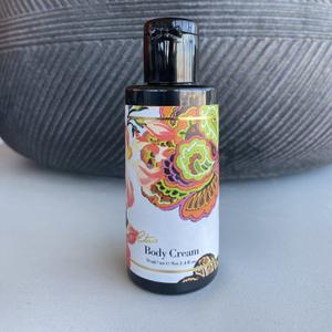 Крем (лосьон) для тела / Body Cream ETRO 70 ml

Оптовая продажа брендовой уходовой косметики ETRO (Италия)

Предлагаем приобрести эксклюзивную партию бренда ETRO — шампуни, гели для душа, кондиционеры для волос, крем (лосьон) для тела, мыло.

• Продукция ETRO — это оригинальные средства по уходу за телом и волосами с уникальными ароматами.
• Идеально подойдёт для бутиков, SPA-салонов, гостиниц, магазинов косметики, маркетплейсов
• Мелкий и крупный оптом
• Документы, сертификаты, фото по запросу
• Быстрая доставка по России