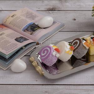 &#34;Поднос «Байкал» объединяет в себе как декоративную изысканность, так и практическую функциональность. Его утонченные линии и элегантный дизайн делают его идеальным спутником для любой чайной церемонии.
Представьте себе: на столе расстилается мягкий свет, а вокруг собираются близкие люди. На подносе «Байкал» аккуратно располагаются чашки с ароматным чаем, изящные сладости и свежие закуски. Он словно обрамляет эту атмосферу уюта и тепла, подчеркивая каждую деталь.&#34;