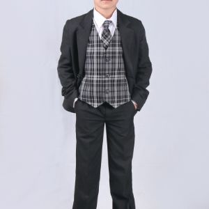 Костюм тройка на мальчика, включает в себя брюки, жилет, галстук и пиджак. Можно раскомплектовать и покупать все изделия по отдельности. Состав ткани 55% вискоза, 45% полиэстер.