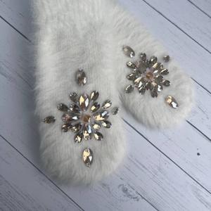 расшитые вручную варежки