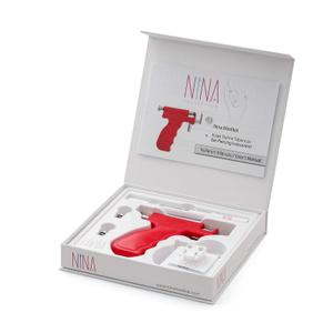 Пистолет для прокалывания ушей Red NINA Medical — безопасный и гипоаллергенный набор для пирсинга ✨
Ищете гигиеничный, гипоаллергенный и удобный для пользователя набор для прокалывания ушей? Пистолет для прокалывания ушей Red NINA Medical — идеальное, практичное решение для профессионального и индивидуального использования. Этот безопасный набор для прокалывания ушей, разработанный для салонов красоты, врачей и частных лиц, сочетает в себе гигиену и эстетику. Это идеальный выбор для тех, кто ищет гипоаллергенный пирсинг в Турции и хочет минимизировать боль.

Почему пистолет для прокалывания ушей Red NINA Medical?
Благодаря особой конструкции наконечники пистолета для прокалывания ушей легко вставляются без прикосновения, что обеспечивает максимальный уровень гигиены. Его эргономичная структура удобна для быстрого и точного прокалывания. Гипоаллергенный набор для прокалывания ушей безопасен для людей с чувствительной кожей и имеет значение в профессиональных салонах.

Содержимое коробки — набор для профессионального применения
• 1 пара стерильных гипоаллергенных сережек для прокалывания ушей (хирургическая нержавеющая сталь)
• 3 салфетки для очистки изопропиловым спиртом
• 3 сменных наконечника пистолета
• 1 маркер

Пистолет для прокалывания ушей NINA выводит гигиену на новый уровень благодаря своему оснащению. Он обеспечивает большие преимущества при профессиональном прокалывании