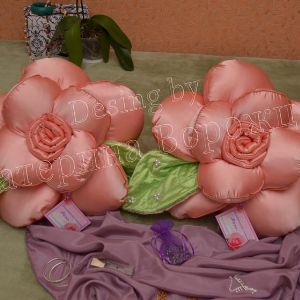 подарок женщине -декор.подушка в форме цветка. 