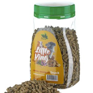 Травяные гранулы Little King-это лакомство  для грызунов. Изготовлено из отборных зерен(пшеницы, ячменя,овса) и смеси сушеных трав(люцерны, клевера, тимофеевки), с добавлением минерально-витаминной добавки. Является источником клетчатки, а также средством для стачивания постоянно растущих резцов.