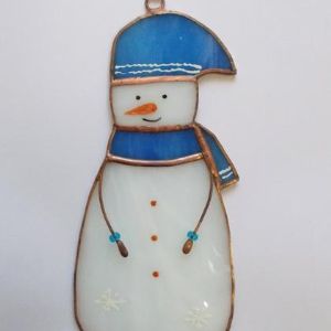 витражная игрушка Снеговик в синем. Витражная подвеска &#34;Снеговик&#34;.  Выполнена из витражного стекла  в технике Тиффани по авторскому эскизу. Оформлена с помощью витражных контуров. Высота без подвеса около 15 см.