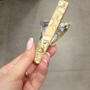 Белый с фисташкой