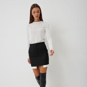 Комплект (можно приобрести отдельными позициями)
Лонгслив:  
– приталенный силуэт  
– горловина круглая  
– рукав втачной, одношовный  

Юбка:  
– приталенный силуэт  
– застёжка на брючной молнии  
– пояс с одной пуговицей  
– карманы в боковых швах