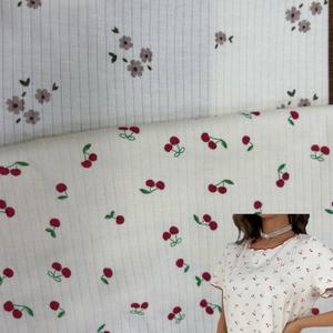 Ткань интерлог широко используется для пошива одежды, включая футболки, платья и нижнее белье. Она идеально подходит для создания стильных и удобных вещей.