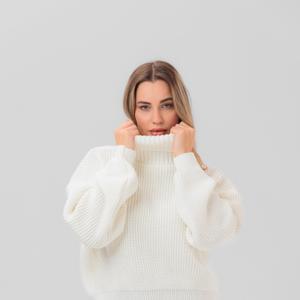 Практичный и тёплый женский вязаный свитер, комфортный для повседневной носки и лёгкий в сочетании с другой одеждой.