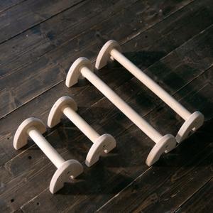 Незаменимый тренажер для занятий гимнастикой, воркаутом, калистеникой.

• Прочные как у металла, но при этом не скользят
• Приятное ощущение древесины 
• Подходят для профессионалов, начинающих атлетов и даже детей с 3-х лет, так как высота снаряда минимизирует риск случайного падения.