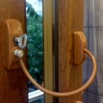 Ограничитель окон Kidmix со стальным тросом и ключом DE-35