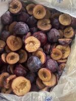 Слива половинки