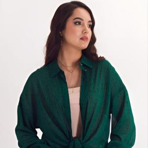 Рубашка шифоновая зелёная с принтом от бренда Braslava. Модель оверсайз со спущенным плечом и супатной застежкой невероятно удобна и впишется в любой образ! Длинный и широкий рукав со складками и манжетами на пуговицах позволяет регулировать объем, также его можно закатать, что придаст рубашке менее формальный вид. Складка по спинке от кокетки гарантирует комфорт движений. Стильный вариант для повседневной носки.