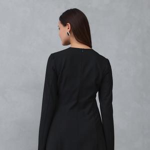 Платье женское из черной смесовой, эластичной ткани (полиэстер 59%, вискоза 37%, эластан 4%). Приталенного силуэта, свободное, слегка расклешенное к низу. Горловина круглая. Застегивается на потайную молнию. Размерный ряд (S, M)