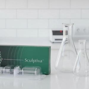 Sculptiva FINE филлер для поверхностного и срединного дермального введения. Обладает мягким и эластичным гелем, оптимально подходящим для деликатных зон. Обеспечивает точную коррекцию мелких морщин с сохранением естественной текстуры кожи и мимики.
Показания:
• Поверхностные линии
• «Гусиные лапки»
• Периоральные линии
• Морщины шеи