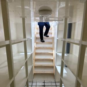 Забудьте о сырости, плесени и грунтовых водах в вашем погребе. Пластиковый погреб PipeWell — это современная и абсолютно герметичная альтернатива устаревшим бетонным и кирпичным конструкциям. Готовый модуль из высокопрочного пищевого полиэтилена, который просто устанавливается в котлован и служит десятилетиями без ремонта и обслуживания.




Идеальное решение для:
*   Длительного хранения овощей (картофель, морковь, свекла) и фруктов.
*   Сохранности домашней консервации, варений и солений.
*   Организации винного погреба или кладовой для продуктов.
*   Защиты запасов от мышей, крыс и насекомых.




Главные преимущества погреба PipeWell:




✅ Абсолютная герметичность: Пищевой полипропилен абсолютно безопасен в отличие от других вариантов, когда материал вторичный и пытаются усилить металлом. Никаких протечек, даже при высоком уровне грунтовых вод.
✅ Экологичность и безопасность: Изготовлен из первичного сертифицированного пищевого ПНД. Не выделяет вредных веществ, безопасен для продуктов и человека.
✅ Прочность и долговечность: Не гниёт, не ржавеет, не подвержен коррозии. Не боится перепадов температур и давления грунта. Расчетный срок службы — более 50 лет.
✅ Полная готовность: Погреб поставляется в сборе со всем необходимым: герметичным люком, усиленной горловиной, готовой системой вентиляции и полками (в стандартной комплектации или опционально).
✅ Простой и быстрый монтаж: Установка занимает 1-2 дня. Не требует гидроизоляции, заливки бетона или сложных строительных работ.
✅ Гигиеничность: Гладкие стенки не впитывают запахи и легко моются при необходимости.