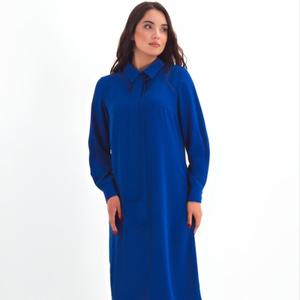 Платье миди ярко-синее с длинными рукавами от бренда Braslava, выполнено из плательного полотна. Слегка расклешенное платье притягивает взгляды необычными элементами: застроченные складки по кокетке и центру рукава прекрасно гармонируют с компактным воротничком на стойке и декоративным галстуком-бантом. Модель сочетается с обувью любого стилевого направления, предоставляя огромную свободу для составления ярких образов.