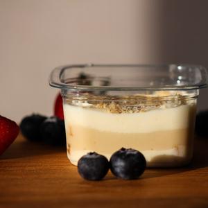 Фитнес торт «ПП Медовик»	
Классический медовый вкус с нежным кремом. Полностью натуральный состав без сахара и лишних калорий. Медовик для тех, кто выбирает полезное питание.	
Вес/объем 125г.	
Энергетическая ценность: 167 ккал / 698 кДж, БЖУ: 10/7/17	
Состав: Молоко пастеризованное 1,5%, яйцо куриное пищевое, кокосовые сливки, кефир 1%, сухое обезжиренное молоко, овсяные отруби, сироп топинамбура, вода питьевая очищенная, мука рисовая, эритрит, инулин, кукурузный крахмал, желатин пищевой, разрыхлитель теста, сода пищевая, ванильная паста, ксантановая камедь, сорбиновая кислота.