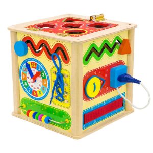 Универсальный куб – это комплекс из игровых досок, созданная по методике Монтессори, для развития основных навыков ребёнка: мелкой моторики, воображения, логики и речи. Универсальный куб состоит из 5 модульных досок, на каждой из которых закреплены функциональные детали: шестерёнки, розетка с вилкой, барабан, змейка, часики, молния и т.д. Такая игрушка поможет выучить цвета и предметы окружающего мира в игровой форме, разобраться с фигурами и формами, научиться шнуровать, развивая логику, внимание, мелкую моторику.