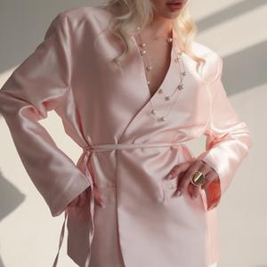 Нежный атласный жакет на запах - актуальная модель для вечерних и базовых коллекций. Универсальная посадка, мягкий блеск и регулируемый пояс делают модель фотогеничной и удобной для маркетплейсов.
Материал: премиальный плотный атлас.
Размеры: 40-48 (большие размеры обсуждаются индивидуально)
Подходит для серийного производства: низкая браковка, стабильная посадка, высокий спрос в сегменте женственных коллекций.