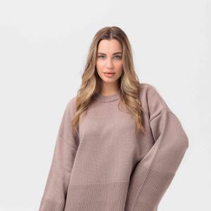 Мягкий и удобный вязаный свитер женский, универсальный для повседневных образов и сочетания с разной одеждой.