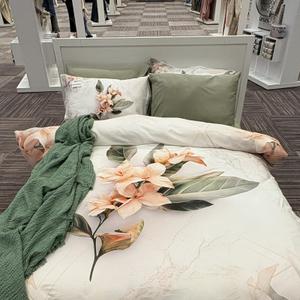 Премиальный комплект постельного белья из сатина 300 TC с 3D-принтом.
Объёмная цветочная композиция с реалистичной прорисовкой лепестков создаёт эффект живого изображения и наполняет интерьер ощущением свежести и гармонии. Нежные персиковые оттенки в сочетании с благородной зеленью подчёркивают изысканный характер модели. Плотный сатин 300 TC отличается шелковистой гладкостью, мягким естественным блеском и высокой прочностью, обеспечивая комфорт премиального класса.