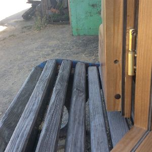 Фурнитура входной деревянной двери и вариант стяжки