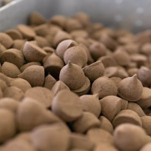 Неглазированная кремовая конфета, обсыпанная ароматным какао, изготовлена из тающей шоколадной массы. Отличается сбалансированным молочно-шоколадным вкусом и отсутствием глазури. Одна из самых покупаемых и узнаваемых конфет фабрики