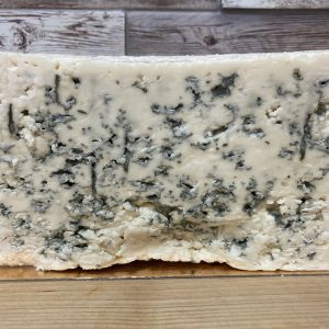 Сыр &#34;BLUE&#34; (горгонзола) с благородной голубой плесенью  т.м. &#34;Schonfeld&#34;. Прекрасно ведёт себя в нарезанном виде на тарелке, не растекается.
Цена: 1283 р/кг