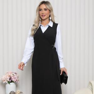Сарафан чёрный на запах от бренда Avili. Модель полуприлегающего силуэта, выполнена из костюмной ткани .Перед с полным функциональным запахом застегивающимся на пряжку, внутри фиксируется  регулируемой резинной с петлями. Идеальный вариант для офисного образа.