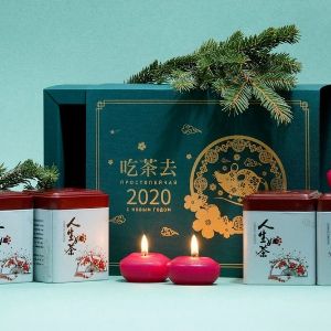 Подарочный набор «N6» (4 чая)
В состав входит 4 металлических банки для хранения чая и 4 вида чая:
– Китайский красный чай “Золотые иглы” 40 грамм;
– Китайский зелёный чай “Лунцзин 1” 40 грамм;
– Китайский белый чай “Юэ Гуан Бай” 40 грамм;
– Китайский тёмный улун “Да Хун Пао Шу Сян” 40 грамм.
Подробнее: 