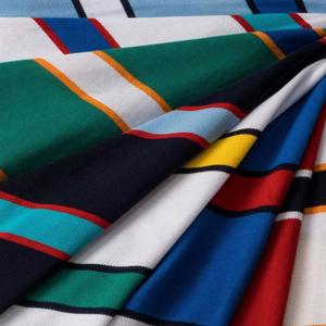 Пике в полоску — это чистая победа.
Создаёт ощущение движения и динамики, даже когда вы стоите на месте.