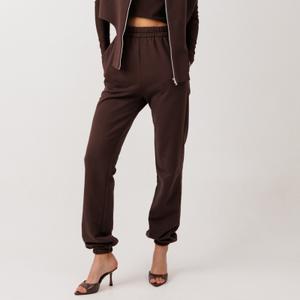 Жилет:

свободный силуэт  
металлическая разъёмная молния  
спущенное плечо  
Лонгслив:

прилегающий силуэт
воротник-стойка                                  
укороченная модель
Брюки:  

приталенный силуэт  
карманы в боковых швах 
пояс с эластичной тесьмой  
низ брюк на эластичной тесьме
Размерный ряд от 42 до 52