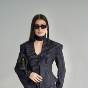 Акцентная модель из костюмной ткани с вертикальной полоской. Визуально стройнит, создаёт дорогой офисный и вечерний образ. Подходит для категорий “офис”, “коктейльные”, “fashion”.
Материал: костюмная ткань с эластаном
Размеры: 40-48 (большие размеры обсуждаются индивидуально)