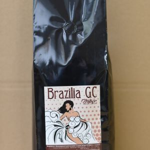 Сорт Brazil GC (Brazil Santos Good Cup)
Бразилия является крупнейшим поставщиком кофе. Кофе сорта Brazil Santos Good Cup это сорт произрастающий в Бразилии и названный в честь одного из крупных портов, который занимается отгрузкой кофе на экспорт. Вы удивитесь, но кофе в Бразилию завезли из Эфиопии в 19 веке. В Бразилии, есть несколько сортов кофе. Сорт Сантос произрастает на невысоких поверхностях, рядом с океаном. Поэтому вкус этого сорта пропитан морским воздухом. Именно из-за близости к морю и насыщению кофе морским воздухом, сорт имеет хороший сбалансированный вкус и почти полное отсутствие кислинки. Кофе этого сорта используется в большинстве кофен за его равномерность и сбалансированность.