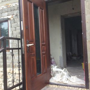 Входная дверь в дом со стеклопакетом