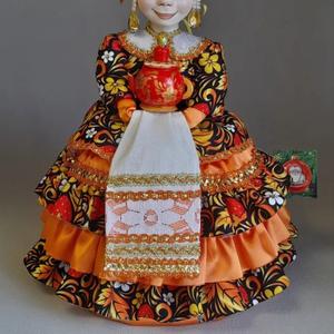 коллекция "Хохлома"
Яркое сочетание золота, киновари и черного лака. Кукла в праздничном сарафане с миниатюрным аксессуаром в руках. Символ процветания и богатства