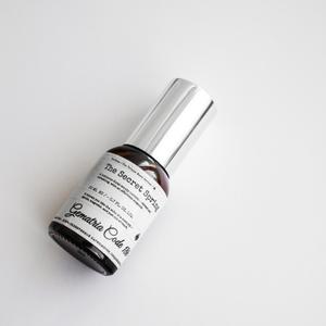 The Secret Spring — аромат со свежим, выразительным звучанием и тонкой цветочной композицией. Он открывается ненавязчивой свежестью и цитрусовыми аккордами. Пион, фиалка и герань дополняют композицию яркими весенними оттенками. В базе — мускус, кедр и травы, придающие глубину, воздушность и мягкость. Формула демонстрирует сбалансированное раскрытие, поддерживая прозрачное и равномерное звучание.
Концентрация духов — 30% масел (Parfum / Extrait de Parfum). Стойкость — от 7 часов. Отдушки из Франции.