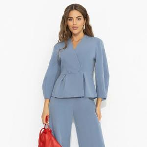 Костюм-двойка голубой с брюками от компании Charutti, выполнен из костюмной ткани. Жакет собирает силуэт, подчёркивая талию, прямые брюки вытягивают линию движения. Эластичный материал даёт свободу действовать на своих условиях. Это абсолют стиля.