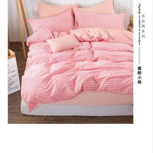 Стиранный хлопок — натуральная ткань для постельного белья из 100% хлопкового волокна. Проходит предварительную стирку на производстве, благодаря чему становится мягкой, матовой и приятной к телу уже с первого использования. Хорошо пропускает воздух, впитывает влагу, не электризуется и подходит для ежедневного сна в любое время года. Ткань устойчива к многократным стиркам, не дает сильной усадки и сохраняет форму и цвет. Оптимальный выбор для комфортного и долговечного постельного белья.