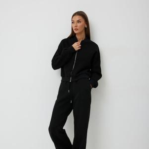 Комплект (можно приобрести отдельными позициями)
Джемпер:
- ткань: футер трёхнитка на флисе
- свободный силуэт
- рукав спущенный, на манжете
- застёжка на металическую
разъемную молнию

Брюки:
- ткань: футер трёхнитка на флисе
- свободный силуэт
- внутри пояса эластичная резинка
- пояс регулирутся шнурками