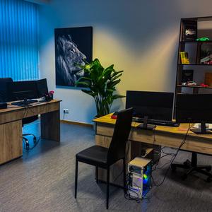 В Химках есть место, где понимают ваш бизнес.
Наш офис в Химках — это больше, чем рабочие места. Это клуб единомышленников. Мы создали пространство, в котором приятно думать, творить и делиться идеями. Хотите лично познакомиться, обсудить проект за чашкой кофе, отвлечься на игру в PS5 или найти вдохновение в нашей библиотеке — двери всегда открыты. Убедитесь, что вашим digital-партнером станут живые и увлеченные люди.